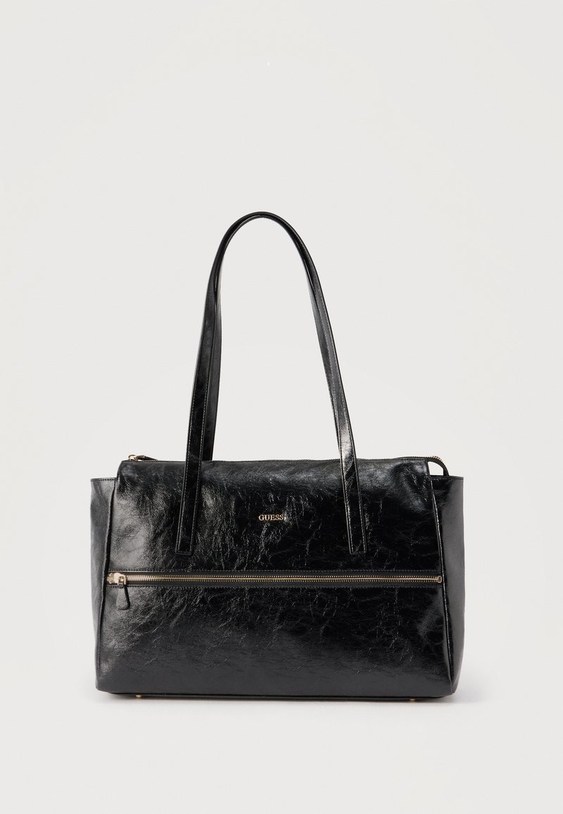 Μαύρη δερμάτινη τσάντα ώμου με μακριά χερούλια, μπροστινή τσέπη με φερμουάρ και μικρό χρυσό λογότυπο "GUESS" σε λεία υφή.