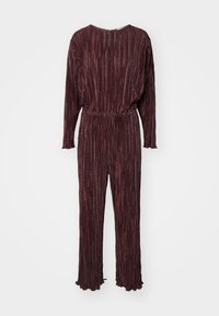 Combinaison bordeaux avec manches longues, rayures verticales texturées, taille cintrée et jambes évasées avec des ourlets froncés.