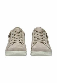 Baskets en daim beige avec des lacets plats, fermeture éclair sur le côté, surface texturée et semelle en caoutchouc blanc. Bout arrondi et design minimaliste.
