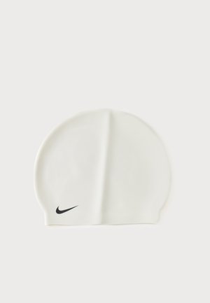 Bonnet de bain en silicone blanc avec un petit logo Nike swoosh noir sur le côté avant gauche, présenté sur un fond uni.
