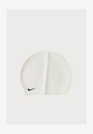 Bonnet de bain en silicone blanc avec un petit logo Nike swoosh noir sur le côté avant gauche, présenté sur un fond uni.