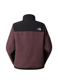 Giacca in pile con corpo color marsala e colletto nero. Le texture distintive includono un pile morbido e un tessuto liscio con un piccolo logo sulla parte superiore della schiena.