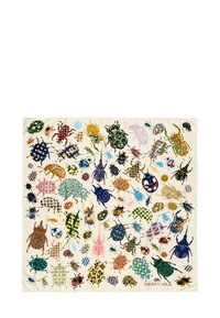 Jedwabny szalik o kremowym tle, zdobiony kolorowymi ilustracjami owadów w różnych kształtach i wzorach, w tym chrząszczami i biedronkami.