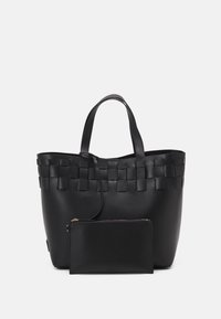 Svart läder tote-väska med vävt detaljer längs den övre kanten, inkluderar en avtagbar zip-väska. Slät textur, strukturerad form.