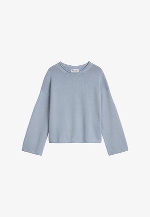 Lichtblauwe gebreide trui met een ronde hals, doorgezakte schouders en lange mouwen. Soepele textuur en een boxy pasvorm met geribbelde accenten bij de boorden en zoom.