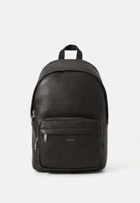 Sac à dos en cuir noir avec un haut arrondi, une poche zippée à l'avant et un détail de logo. Dispose de bretelles doubles et d'une finition texturée.