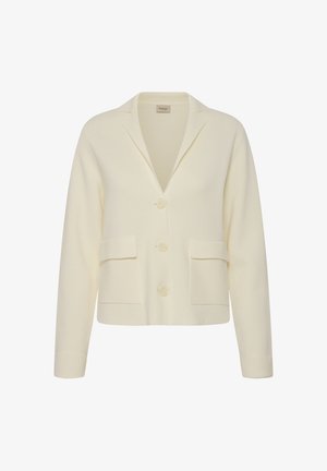 Strikcardigan i cremefarve med lange ærmer, tre knapper foran, to forlommer med klap og en hakket krave.
