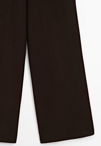 Brązowe szerokie spodnie z miękkiego materiału, charakteryzujące się gładką fakturą, prostym wykończeniem na dole oraz brakiem widocznych wzorów i elementów metalowych.