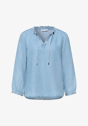 Blusa azul claro de manga larga con escote en pico, cuello con volantes y cordones ajustables, hecha de tejido denim suave.