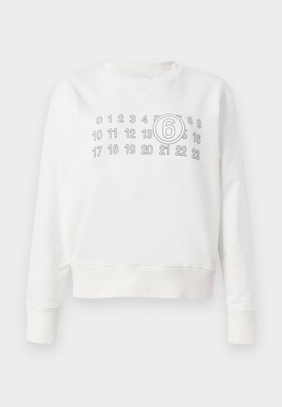 Felpa bianca con collo rotondo, presenta una grafica grigia con numeri e un cerchio attorno al numero 6 sulla parte anteriore. Polsini a costine.