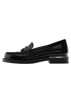 Mocassin en cuir noir avec un talon bas, une bride à rabat sur le dessus et un fin accent doré au-dessus du talon.