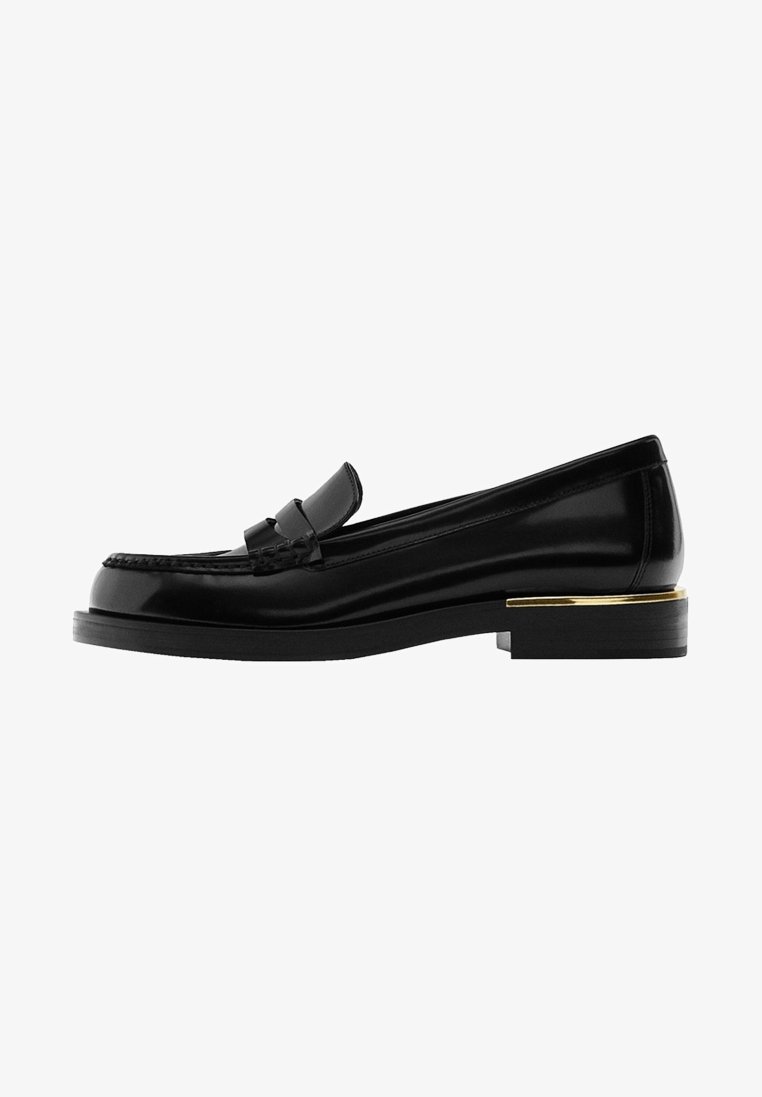 Mocassin en cuir noir avec un talon bas, une bride à rabat sur le dessus et un fin accent doré au-dessus du talon.