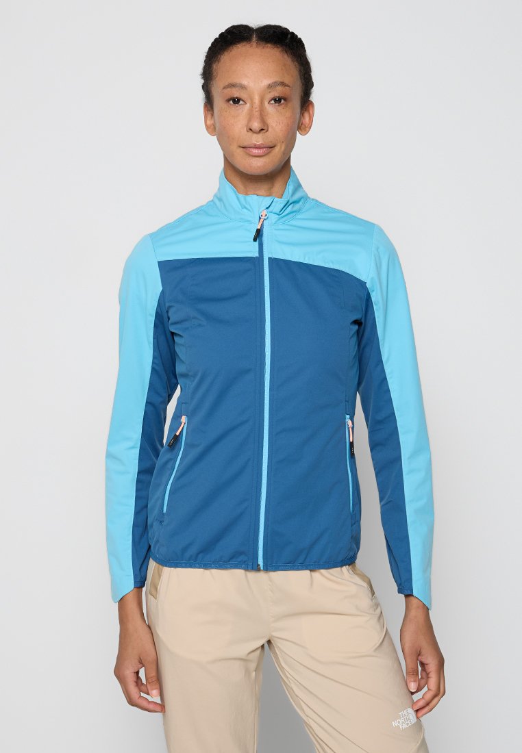 Giacca a vento blu e azzurra con zip completa, colletto alto e due tasche laterali. Realizzata in tessuto leggero e liscio.