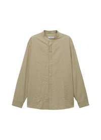 Camicia beige a maniche lunghe, stropicciata, con colletto rialzato e chiusura a bottoni. Tessuto leggero con una vestibilità rilassata e una trama sottile.