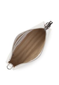 Busta in pelle bianca con zip e una texture liscia, hardware argentato e un interno marrone con più tasche con zip.