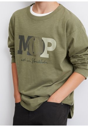 Olivinvihreä collegepaita pyöreällä pääntiellä ja pitkillä hihoilla. Varustettu painetulla "MOP"-logolla ja "est in Stockholm"-tekstillä kontrastiväreissä.