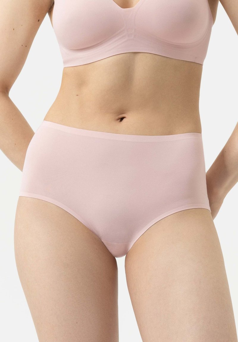 Helle rosa, hochgeschnittene Unterwäsche aus einem glatten Stoff mit nahtlosem Design. Verfügt über einen bequemen, elastischen Bund und minimale Details.