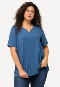 Maglietta blu a maniche corte con scollatura a V, realizzata in stoffa morbida; vestibilità rilassata, texture liscia, senza motivi o accessori visibili.