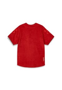T-shirt rosso in velluto a maniche corte con scollatura rotonda. Presenta dettagli ricamati sulle maniche e un logo in basso a sinistra.