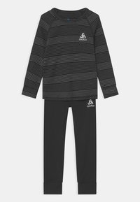 Langärmliges Oberteil in Schwarz und Grau gestreift, kombiniert mit einfarbigen schwarzen Leggings, beide mit dem Odlo-Logo. Weicher, dehnbarer Stoff mit Bündchen.