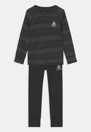 Zwart en grijs gestreepte langemouwen top gecombineerd met effen zwarte leggings, beide met het Odlo-logo. Zachte, rekbare stof met manchetten.