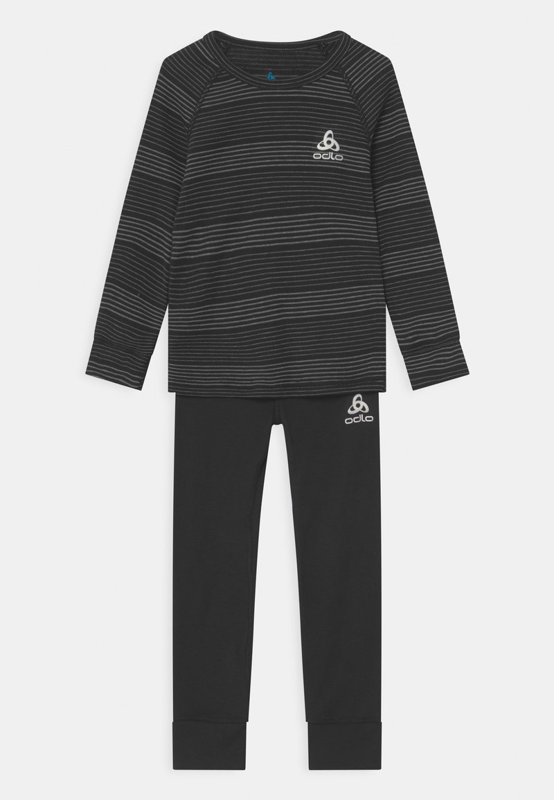 Langärmliges Oberteil in Schwarz und Grau gestreift, kombiniert mit einfarbigen schwarzen Leggings, beide mit dem Odlo-Logo. Weicher, dehnbarer Stoff mit Bündchen.
