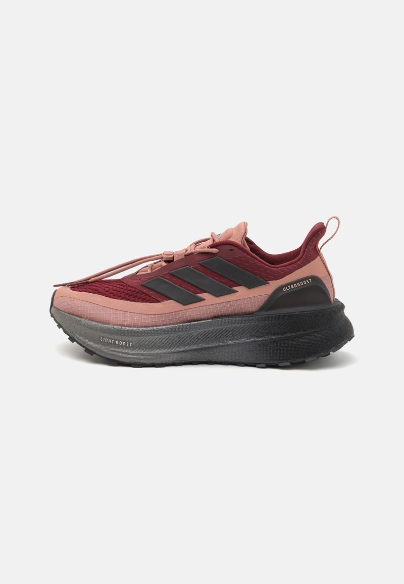 Scarpe sportive bordeaux e rosa con una parte superiore testurizzata, dettagli neri, lacci elastici e una spessa suola nera contrassegnata "LIGHTBOOST."