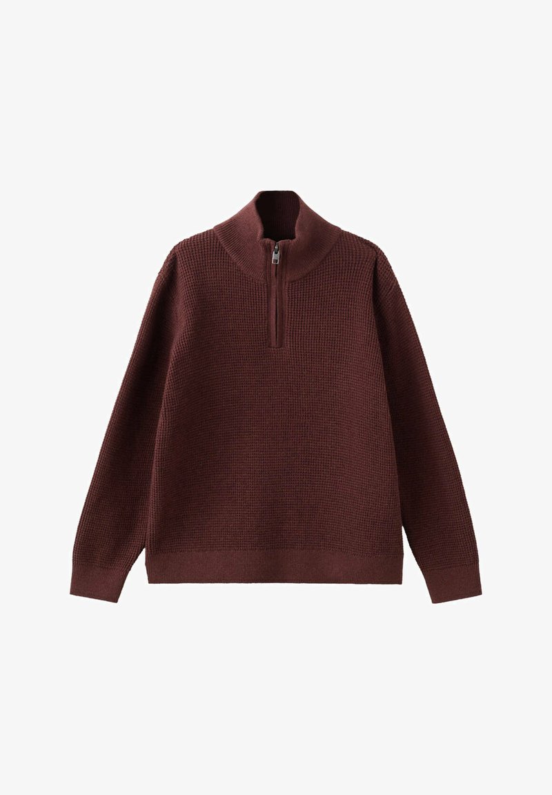 Pull marron en maille avec manches longues et une courte fermeture éclair à l'avant allant du col jusqu'au milieu de la poitrine.