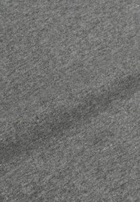 Tessuto grigio con una superficie liscia e strutturata. Il materiale appare morbido e leggermente elastico, con un delicato motivo melangiato.