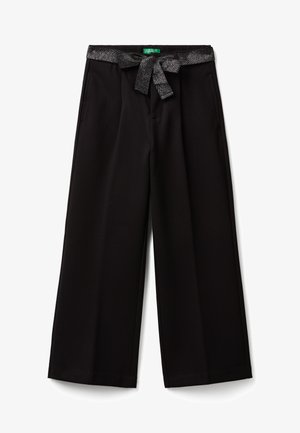 Zwarte wijde broek met een stoffen riem en zijzakken, voorzien van een groen merklabel op de tailleband.