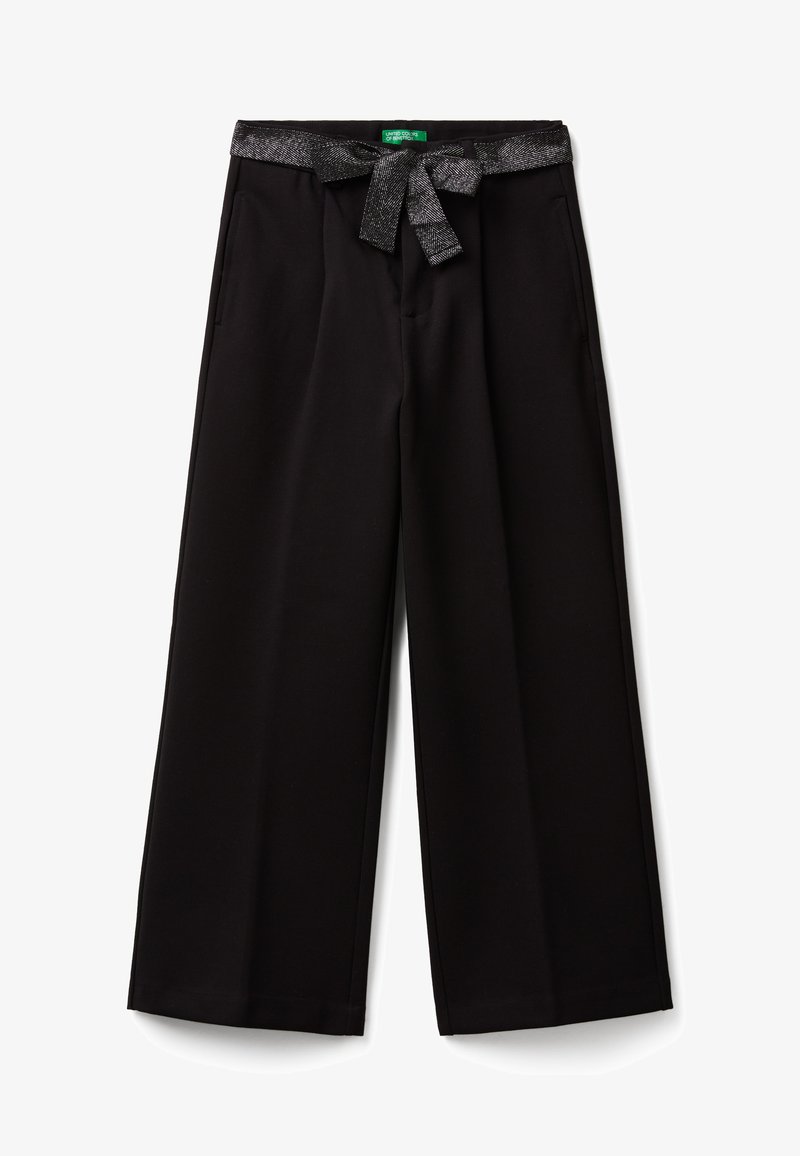 Czarne szerokie spodnie z paskiem z materiału związanym w talii oraz bocznymi kieszeniami, z zieloną metką marki na pasie.