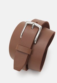 Brun läderbälte med en spänne i silvermetall, med en slät textur och minimalistisk design. Försett med ett tunt band för justeringar.