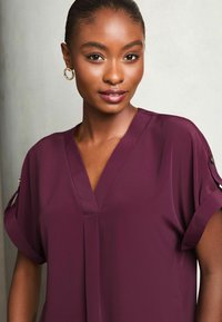 Lipsy UTILITY SHORT ROLL SLEEVE - REGULAR FIT - Blūze - berry red