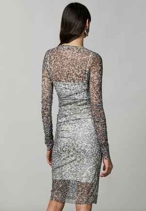 Vestido de manga larga, ajustado, en tejido transparente con un estampado de animales en gris y beige. Presenta fruncidos y un diseño hasta la rodilla.