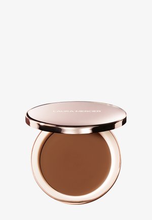 Open compact van Laura Mercier pressed powder foundation met een roségouden deksel en mediumbruine make-up zichtbaar aan de binnenkant.