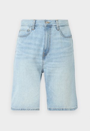 Lichtblauwe, high-waist denim shorts met knopen aan de voorkant, ritssluiting, riemlussen, en zij- en muntenzakken, afgebeeld tegen een witte achtergrond.