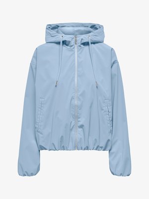 Lichtblauwe gewatteerde jas met capuchon, rits aan de voorkant, trekkoord in de capuchon, elastische zoom en manchetten, en twee zijzakken.