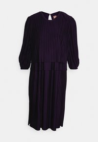 Lila plisserad klänning med trekvartsärmar, rundad halsringning och en öppning i ryggen med nyckelhålsdetalj; lättviktig tyg med en flytande textur.