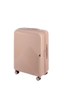 Hartschalenkoffer in Roségold mit diagonaler gerippter Textur, doppelten Spinner-Rädern und einem Reißverschlussverschluss mit einem dreieckigen Hardware-Akzent.