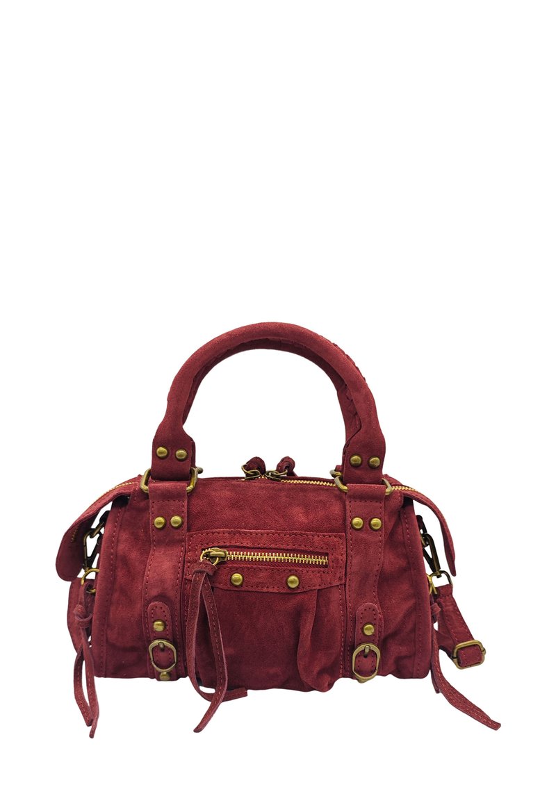 Sac à main en daim rouge avec deux poignées supérieures, quincaillerie dorée et une poche zippée à l'avant. Il dispose d'une bandoulière réglable et de détails en frange.