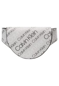 Calvin Klein midjeväska i vit konstläder, med ett upprepande mönster av svart logotyp, böjd flapdesign och justerbar rem.