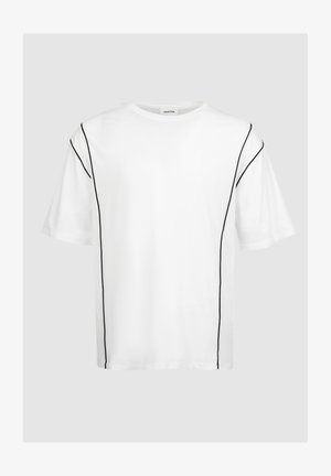 Baltas kokvilnas T krekls ar melniem diegiem gar šuvēm. Tam ir apaļa kakla izgriezums un īsas piedurknes, un tas ir brīvā piegriezumā.