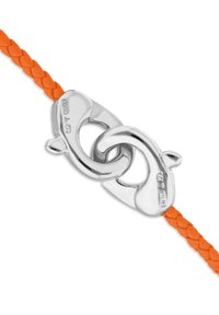 Cordón trenzado de cuero naranja con un cierre de plata pulida que presenta un diseño entrelazado y un detalle sutil de la marca.
