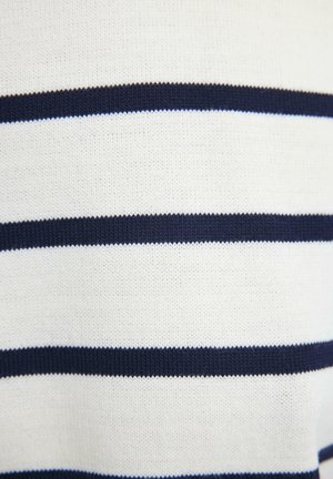 Valge kootud kangas ühtlaselt paigutatud horisontaalsete tumesiniste triipudega, kuvades detaile tekstuuri ja õmbluste kohta.