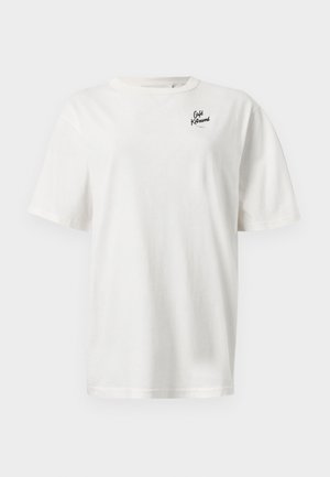 T-shirt blanc en coton à manches courtes, col rond, avec un petit logo noir portant la mention "Café Khauni" sur le côté gauche de la poitrine.