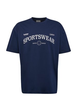 Mørkeblå bomulds t-shirt med hvid tekst og grafik "SPORTSWEAR". Korte ærmer, rund hals, afslappet pasform. Maskinvaskbar.
