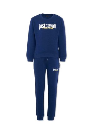 Granatowy komplet bluzy i spodni dresowych z napisem "Just Cavalli Little Rogue" nadrukowanym na białym i żółtym kolorze na klatce piersiowej i udzie.