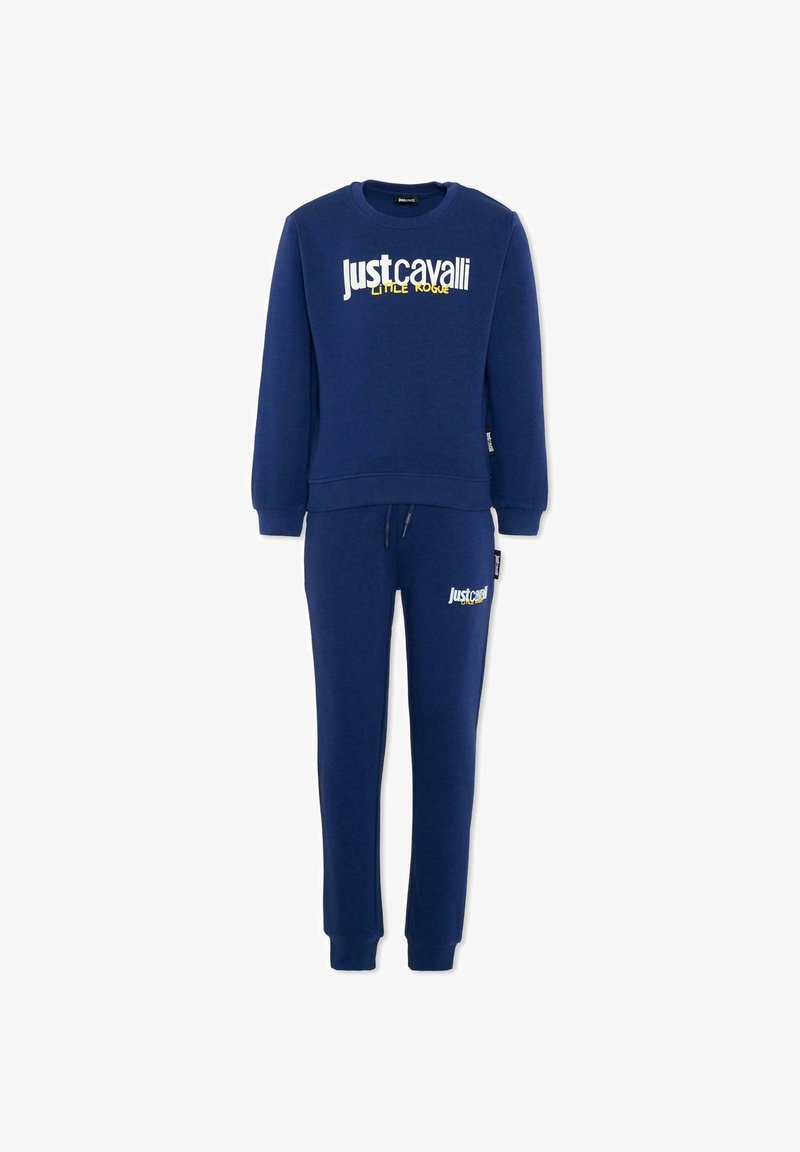 Ensemble sweat-shirt et pantalon de jogging bleu marine avec le texte « Just Cavalli Little Rogue » imprimé en blanc et jaune sur la poitrine et la cuisse.