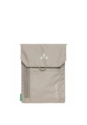 Vierkante lichtbeige tas met klepsluiting, voorvak met ritssluiting en Vaude-logo en merknaam aan de voorkant.