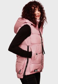 Rosa puffer-väst med huva, dragkedjefickor och tryckknappsdetaljer. Har kviltad textur och sportig design. Lämplig för lager-på-lager.